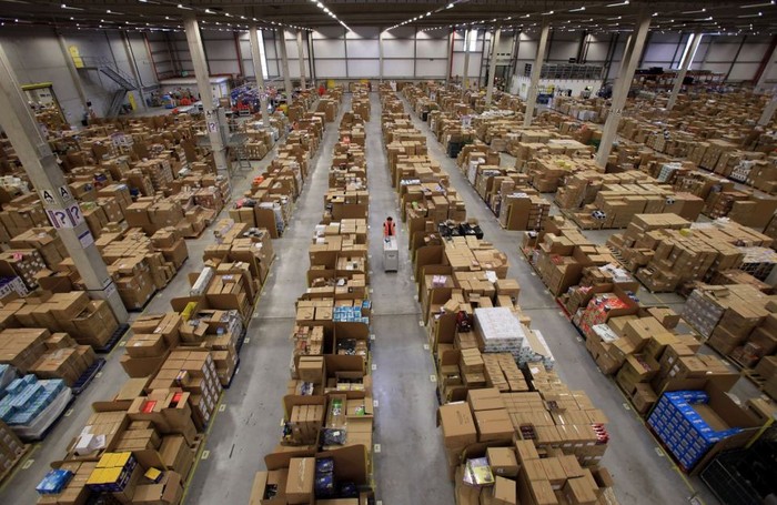 Các nhân viên làm việc cho trang web đặt hàng trực tuyến Amazon tại Anh đang gấp rút xử lý và hoàn thiện 2 triệu đơn đặt hàng mua sắm quà giáng sinh trước ngày 24/12 tới.